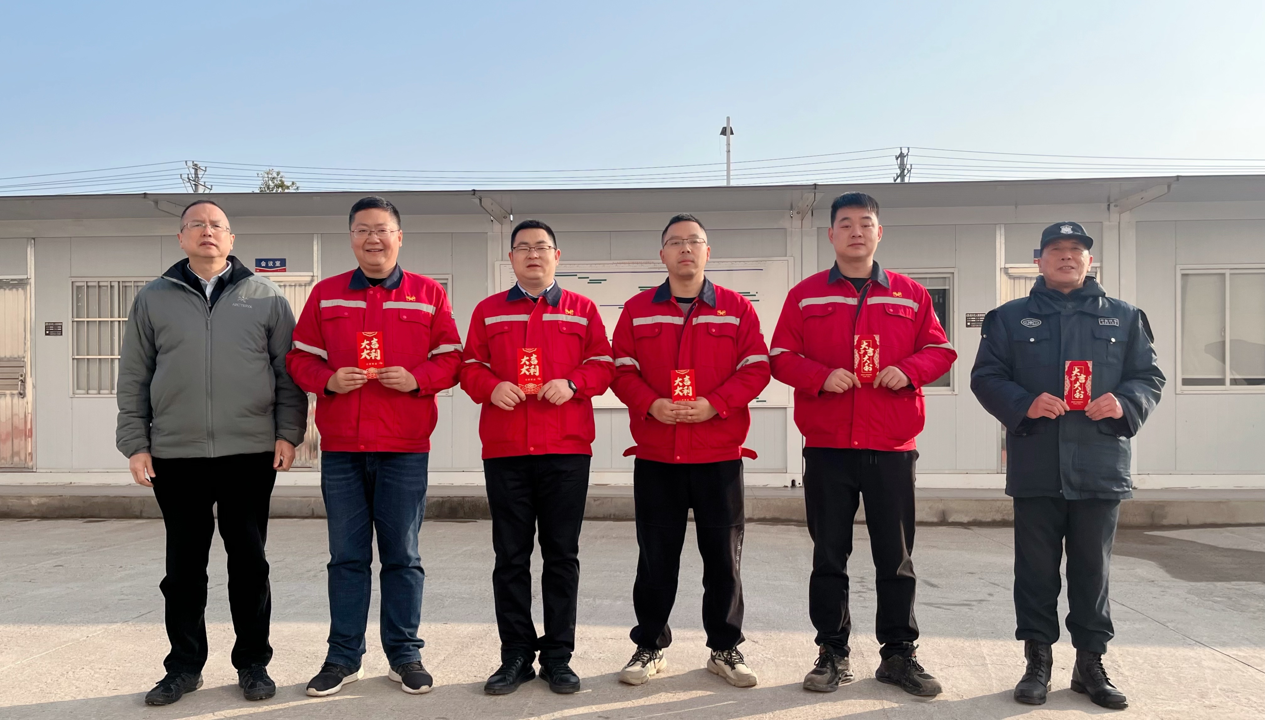 化機(jī)公司黨委書記、董事長、總經(jīng)理?xiàng)钪袧傻巾?xiàng)目現(xiàn)場走訪慰問(圖2)