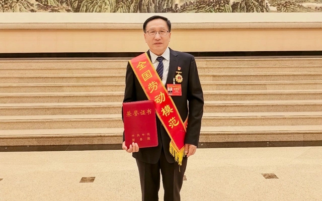 祝賀！新疆宜化礦業(yè)龐建將榮獲全國(guó)勞動(dòng)模范(圖1)