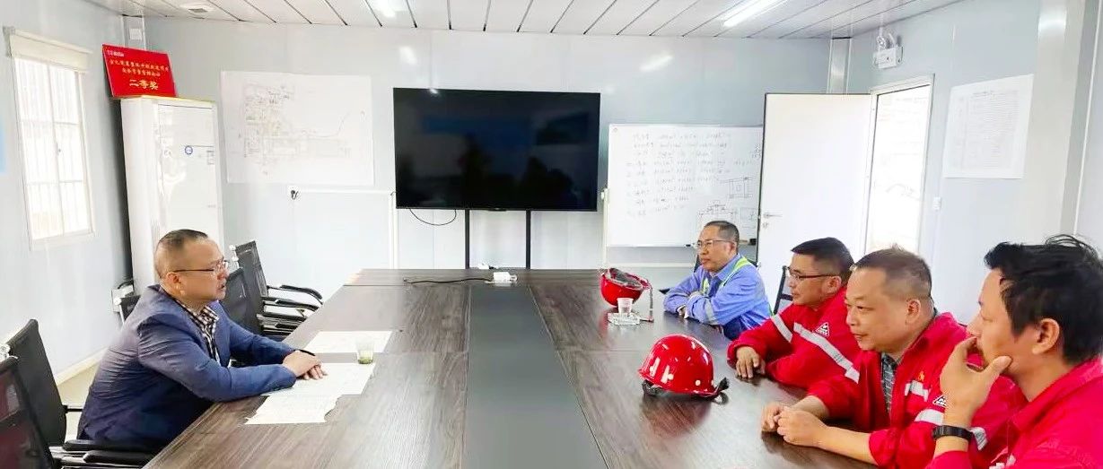 化機公司黨委書記、董事長、總經(jīng)理楊中澤到楚星項目現(xiàn)場辦公
