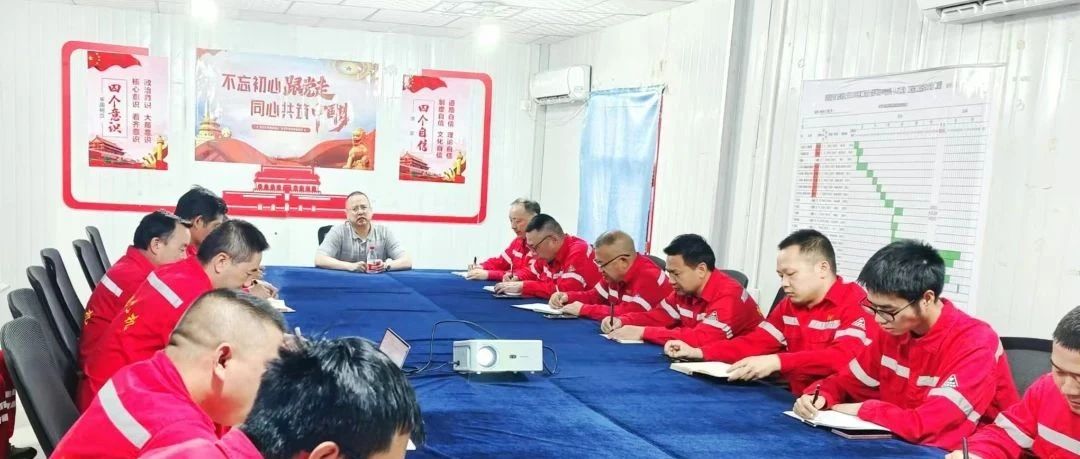 化機(jī)公司黨委書記、董事長(zhǎng)、總經(jīng)理?xiàng)钪袧傻叫陆?xiàng)目部現(xiàn)場(chǎng)辦公